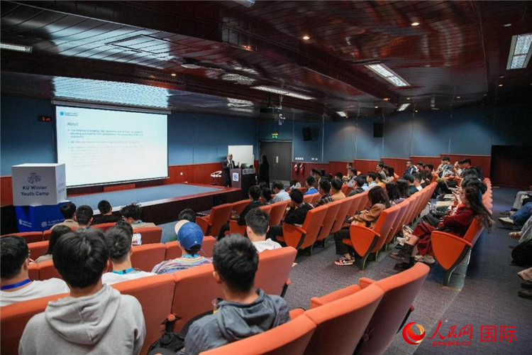 圖為23日，中國(guó)學(xué)生在聽取講座。人民網(wǎng)塔里克·易卜拉欣攝