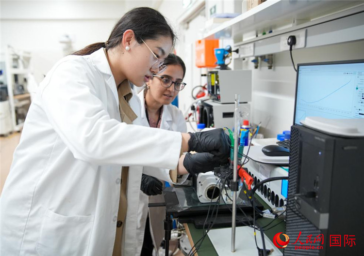 中國(guó)學(xué)生（左一）在嘗試操作電解水實(shí)驗(yàn)。人民網(wǎng)塔里克·易卜拉欣攝