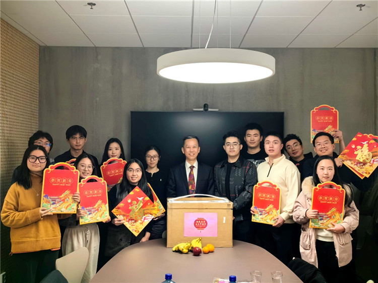 中國(guó)駐瑞典大使崔愛民看望慰問(wèn)瑞典隆德大學(xué)中國(guó)留學(xué)生。中國(guó)駐瑞典大使館供圖