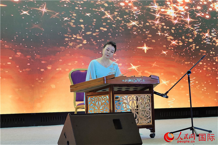 揚琴演奏家劉艮演奏《夢中的婚禮》。人民網記者 于宏建攝