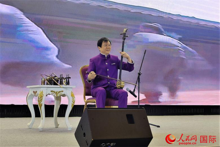 二胡演奏家、國家一級演員王之輝演奏《新春樂》。人民網記者 于宏建攝