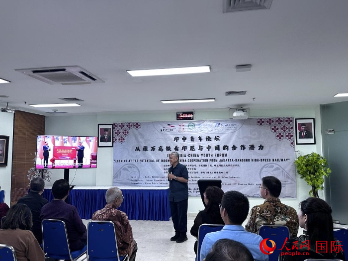 韓高路為與會嘉賓放映中印尼元首為雅萬高鐵正式開通運營揭幕的場景。人民網記者 曹師韻攝