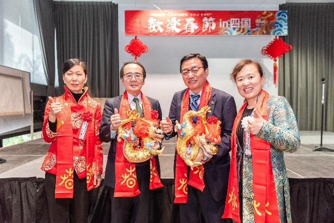 向池田知事、大西市長(zhǎng)贈(zèng)送“歡樂(lè)春節(jié)“吉祥龍。從左到右為魏有美副總領(lǐng)事、池田豊人知事、大西秀人市長(zhǎng)、馬曉琛主任。中國(guó)駐大阪旅游辦事處供圖