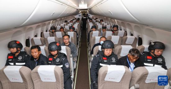 1月30日，白所成、白應(yīng)蒼、魏懷仁、劉正祥、劉正茂、徐老發(fā)等10名緬北重大犯罪嫌疑人在被押解回國的飛機(jī)上。新華社記者 殷剛 攝