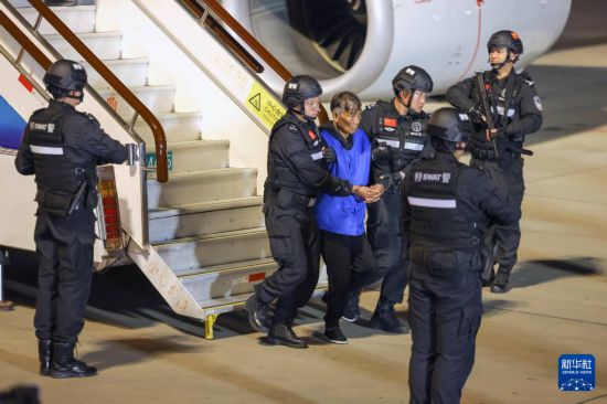 1月30日，在云南昆明長水機(jī)場，緬北重大犯罪嫌疑人白所成被我公安機(jī)關(guān)成功押解回國。新華社記者 殷剛 攝