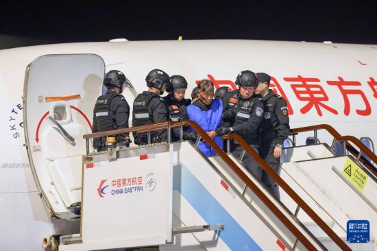 1月30日，在云南昆明長水機(jī)場，緬北重大犯罪嫌疑人白所成被我公安機(jī)關(guān)成功押解回國。新華社記者 殷剛 攝