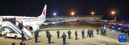 1月30日，在云南昆明長水機(jī)場，白所成、白應(yīng)蒼、魏懷仁、劉正祥、劉正茂、徐老發(fā)等10名緬北重大犯罪嫌疑人被我公安機(jī)關(guān)成功押解回國。新華社記者 殷剛 攝