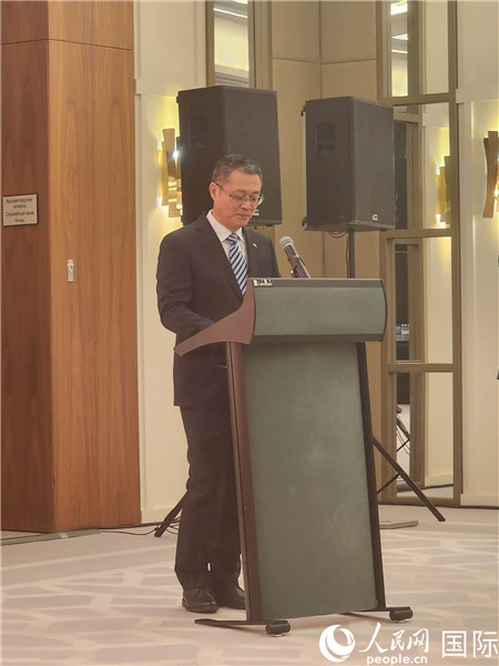 中國駐哈大使館公使銜參贊蘇予致辭。人民網(wǎng)記者 李強(qiáng)攝