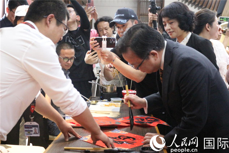 中國(guó)駐菲律賓大使黃溪連出席活動(dòng)并與留菲學(xué)子共迎新春。人民網(wǎng)記者樊帆 攝