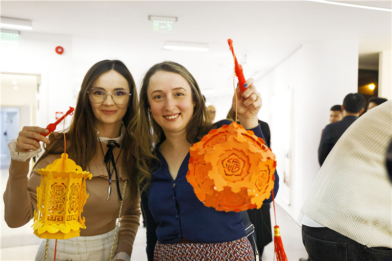 羅馬尼亞觀眾對泉州花燈愛不釋手。 布加勒斯特中國文化中心供圖