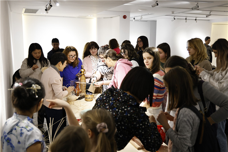 羅馬尼亞觀眾體驗(yàn)安溪竹藤編技藝。 布加勒斯特中國文化中心供圖