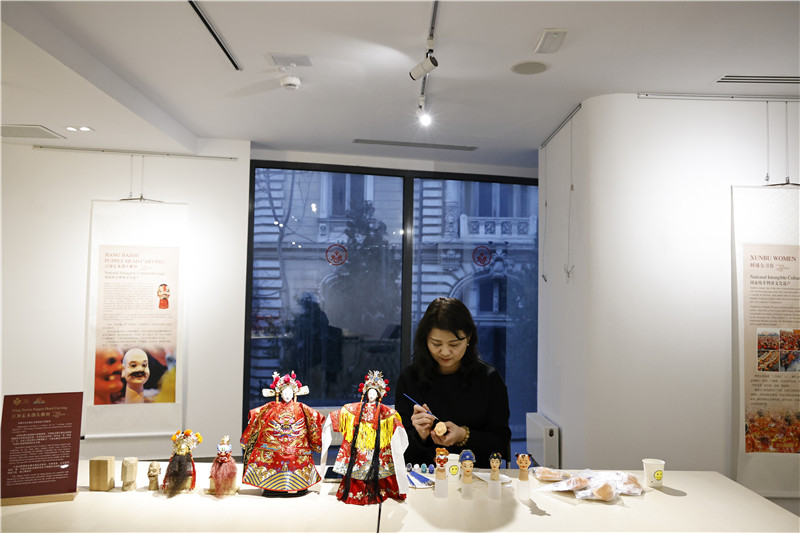 中國泉州的非遺大師制作江加走木偶頭雕刻。 布加勒斯特中國文化中心供圖_副本