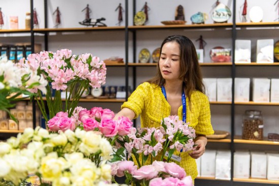 2023年7月1日，在位于湖南省長沙市的湖南高橋大市場，中非經貿博覽會常設展館展區(qū)肯尼亞館工作人員在整理產自非洲的鮮花。新華社記者 陳思汗 攝