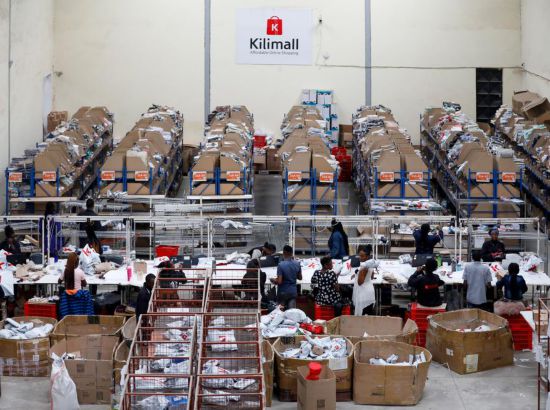 2023年11月11日，在肯尼亞姆洛隆戈，Kilimall員工在倉庫內工作。新華社記者 李亞輝 攝