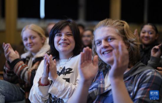 1月30日，在美國華盛頓州塔科馬市林肯中學，將于3月啟程赴華交流的林肯中學12年級學生蒙特塞拉特·羅梅羅-羅查（中）參加美國中學生赴華交流歡送儀式。新華社記者 吳曉凌 攝