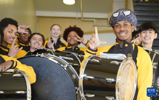 1月30日，在美國華盛頓州塔科馬市林肯中學，學校鼓樂隊準備在美國中學生赴華交流歡送儀式上表演。新華社記者 吳曉凌 攝