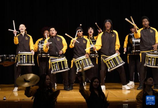 1月30日，在美國華盛頓州塔科馬市林肯中學，學校鼓樂隊在美國中學生赴華交流歡送儀式上表演。新華社記者 吳曉凌 攝