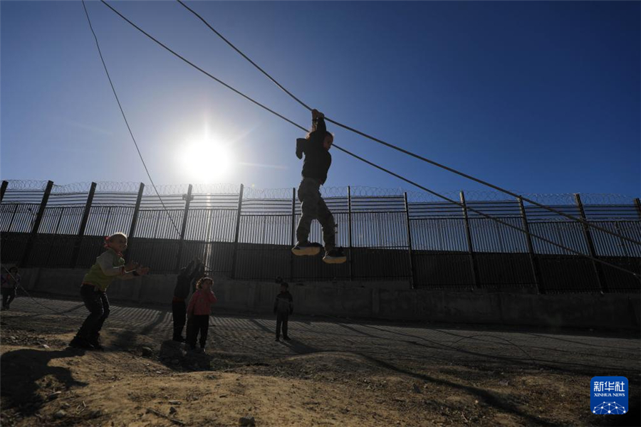 1月31日，在加沙地帶南部城市拉法同埃及邊境地區(qū)，巴勒斯坦兒童在玩耍。新華社發(fā)（亞西爾·庫迪攝）