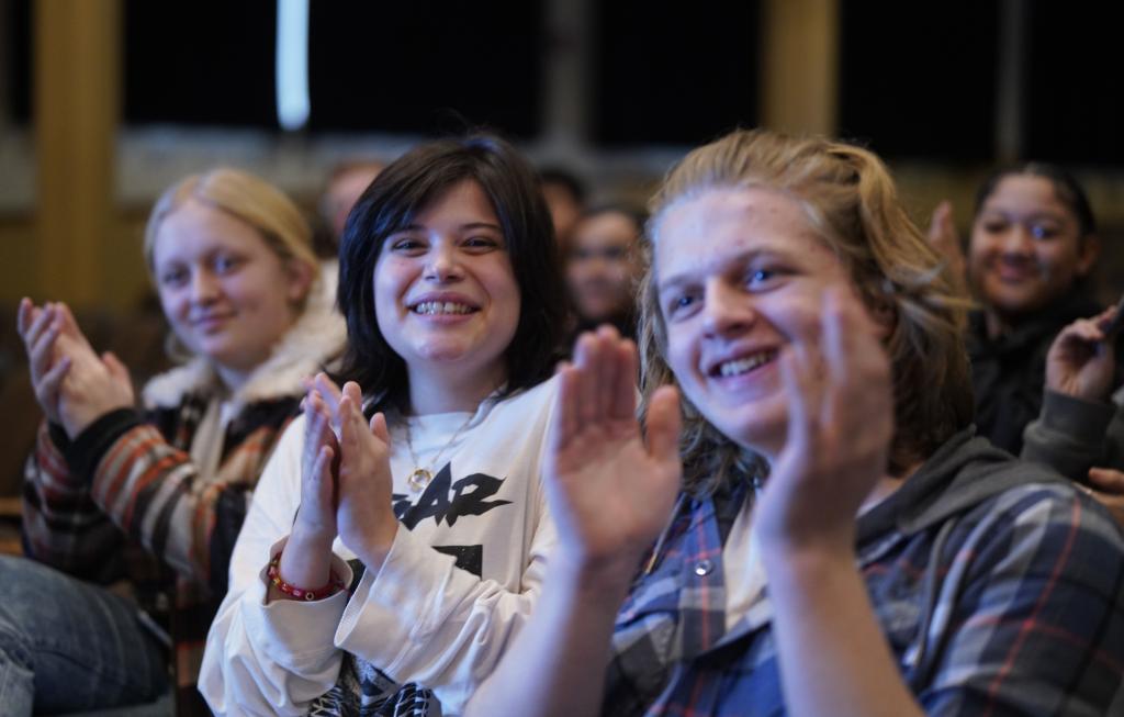 1月30日，在美國華盛頓州塔科馬市林肯中學，將于3月啟程赴華交流的林肯中學12年級學生蒙特塞拉特·羅梅羅-羅查（中）參加美國中學生赴華交流歡送儀式。新華社記者 吳曉凌 攝