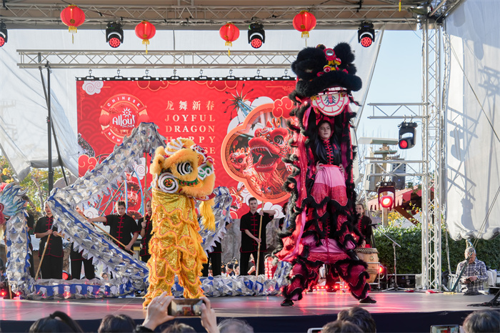 中國駐希臘大使館大使肖軍正與希方嘉賓為舞龍點睛。     希臘小朋友進行舞龍舞獅表演。《中希時報》供圖