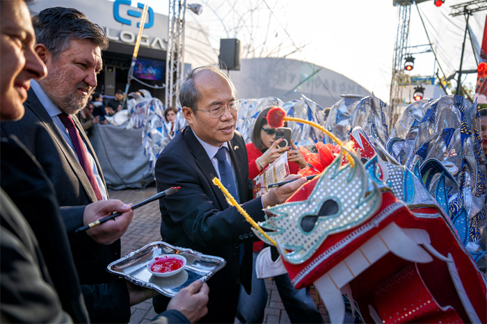 中國駐希臘大使館大使肖軍正與希方嘉賓為舞龍點睛?！吨邢r報》供圖