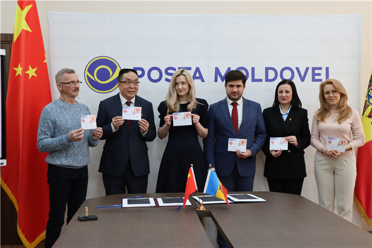 摩爾多瓦首發(fā)龍年生肖郵票。中國駐摩爾多瓦大使館供圖