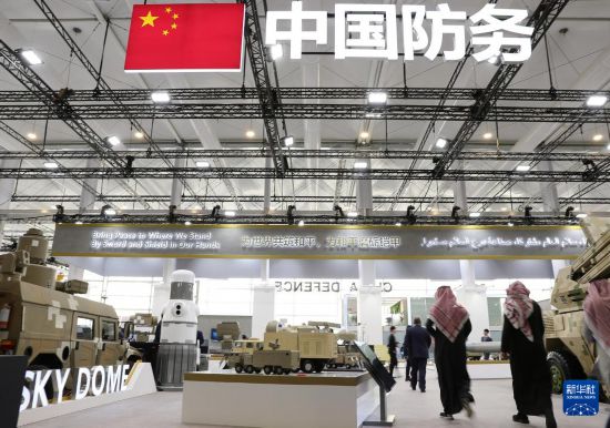 2月5日，在沙特阿拉伯利雅得，人們在中國展區(qū)參觀。新華社記者 王東震 攝