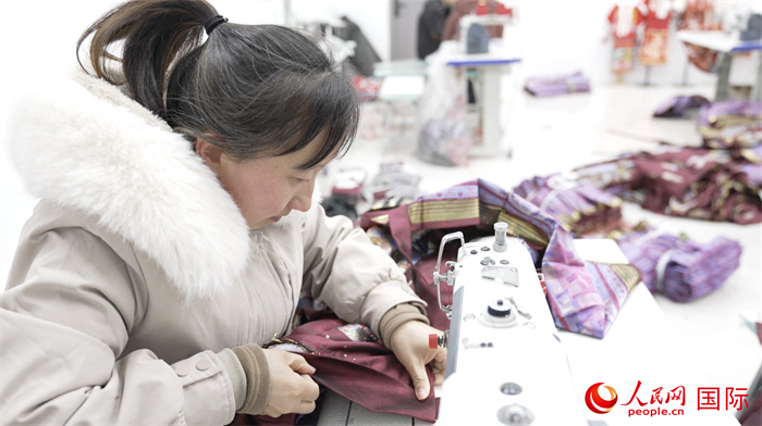1月24日，在山東省菏澤市曹縣大集鎮(zhèn)云牧服飾有限公司，高燕正在縫制馬面裙。 人民網記者 袁蒙攝