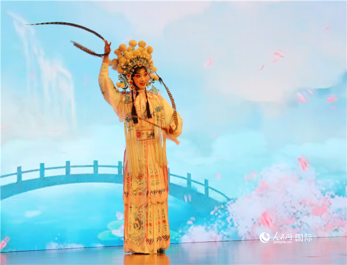 四川省成都市川劇研究院帶來(lái)了精彩的川劇演出。人民網(wǎng)記者 李志偉攝