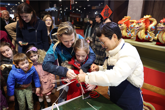 2024年“歡樂春節(jié)”《閩南風情》文藝演出和泉州非物質(zhì)文化遺產(chǎn)展演2月6日在塞爾維亞斯梅代雷沃文化中心舉行。圖為當?shù)孛癖婓w驗中國非遺手工藝。 貝爾格萊德中國文化中心供圖