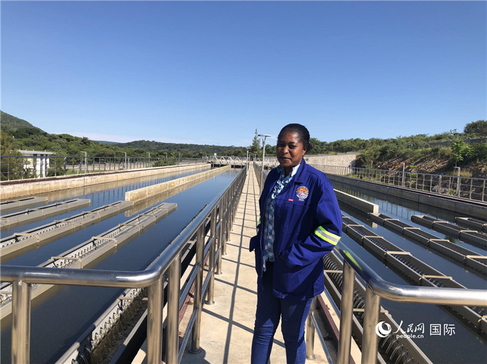 總經(jīng)理琳達(dá)在向記者介紹情況。人民網(wǎng)記者 黃培昭攝.