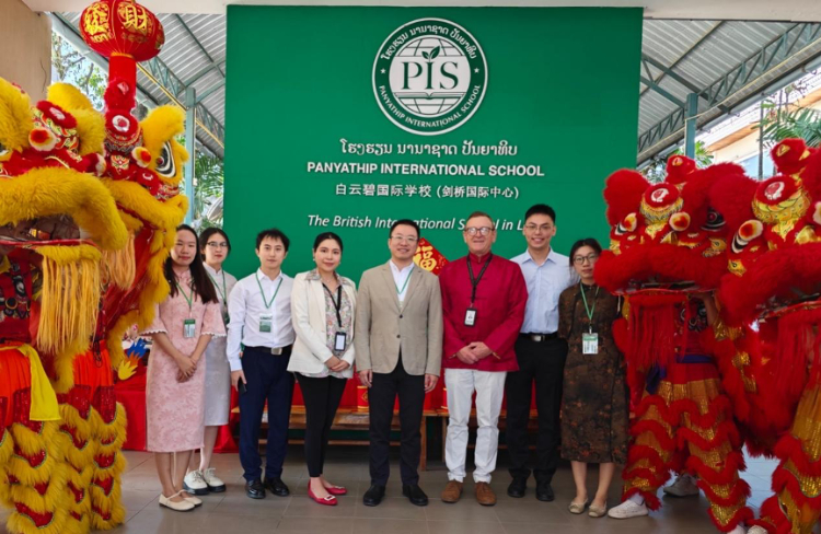 駐老撾使館臨時代辦王暢與白云碧國際學校校方、參會志愿者教師合影?；顒又鬓k方供圖