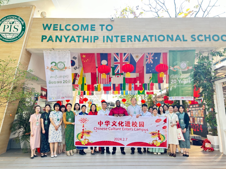 駐老撾使館政治處主任杜長青與白云碧國際學校校方、參會志愿者教師合影?；顒又鬓k方供圖