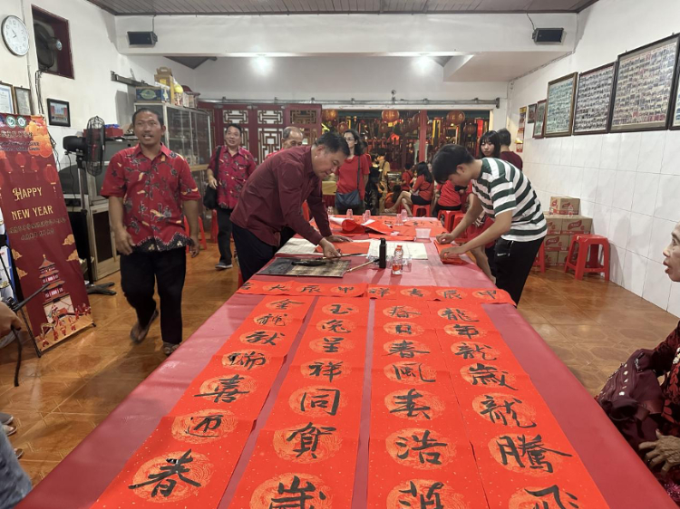 茍皓東為華人朋友現(xiàn)場(chǎng)寫(xiě)春聯(lián)送福字。巴陵康孔子學(xué)院供圖