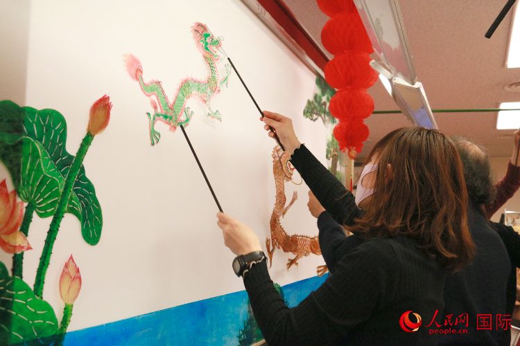 皮影戲表演。人民網(wǎng) 許可攝