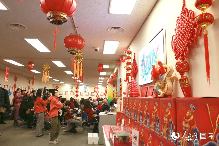 現(xiàn)場洋溢著濃郁的新春氛圍。人民網(wǎng) 許可攝