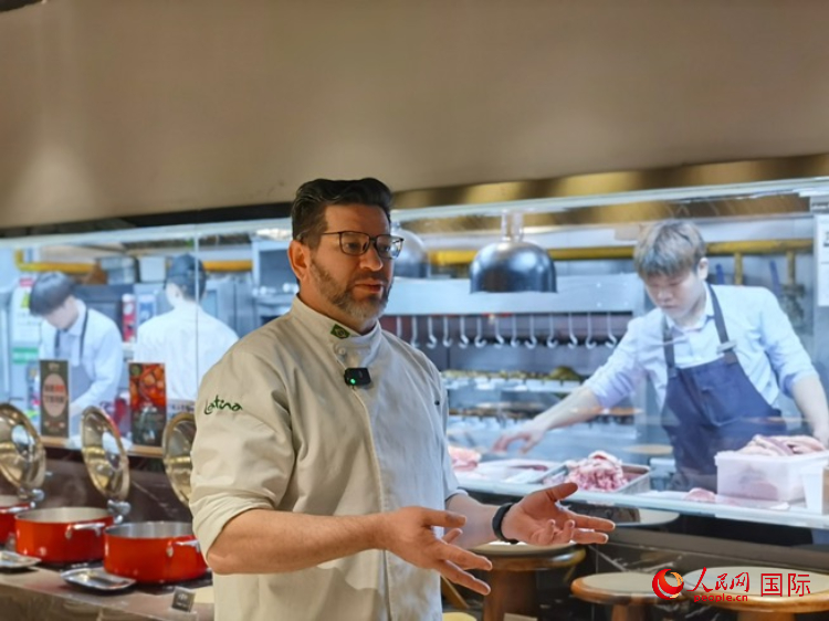 巴西主廚路易斯。人民網(wǎng)記者 魯揚(yáng)攝