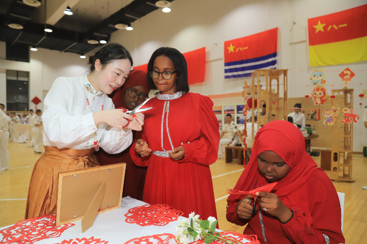 中國剪紙藝術(shù)吸引當(dāng)?shù)厝耸繀⑴c體驗(yàn)。陳錦俊攝