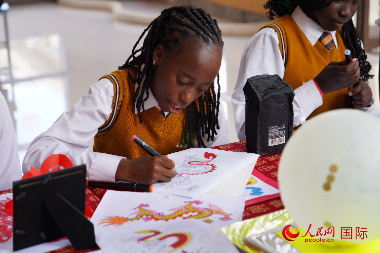 學(xué)生在畫龍。人民網(wǎng)記者 黃煒鑫攝