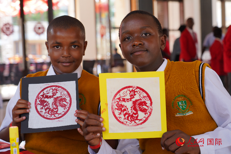 學(xué)生展示拓印作品。人民網(wǎng)記者 黃煒鑫攝