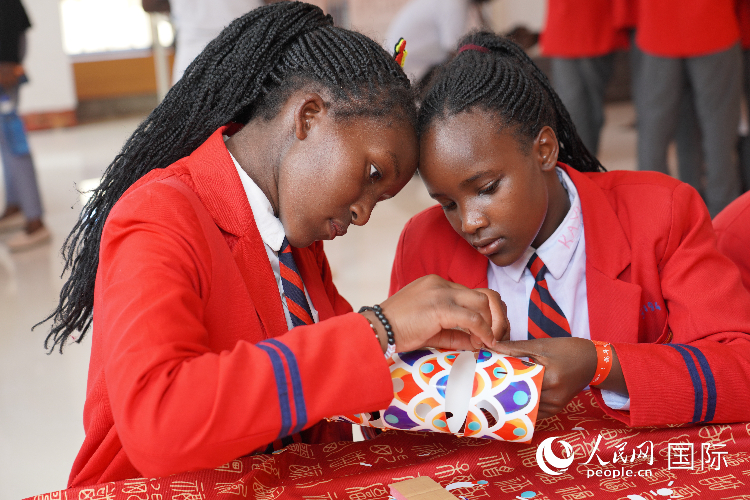 學(xué)生在手工制作紙龍。人民網(wǎng)記者 黃煒鑫攝