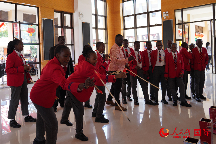 師生在體驗(yàn)投壺游戲。人民網(wǎng)記者 黃煒鑫攝