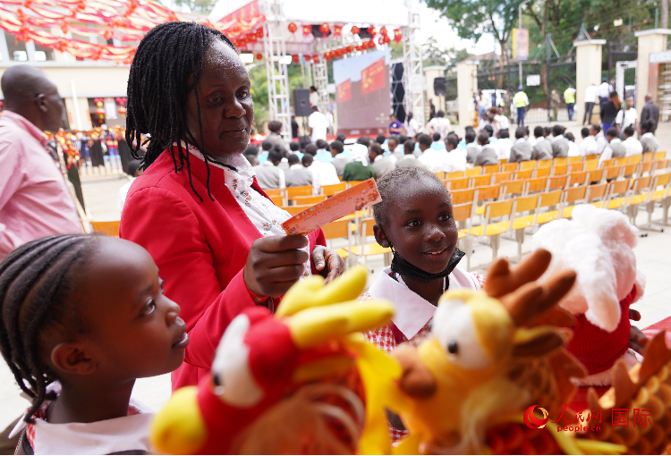 師生在逛春節(jié)集市。人民網(wǎng)記者 黃煒鑫攝