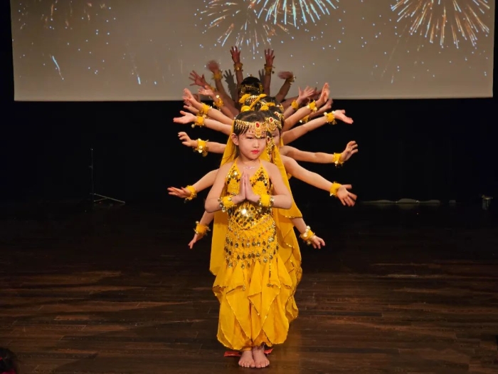 舞蹈《千手觀音》。中國(guó)駐瑞典大使館供圖。