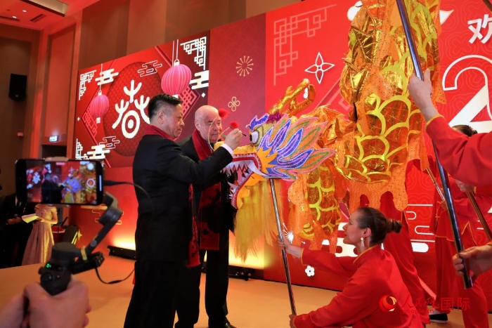 張漢暉（左）、施威特科（右）共同為彩龍點(diǎn)睛。于子恒攝