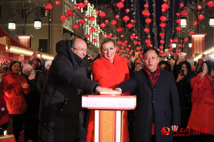 張漢暉、扎哈羅娃、科茲洛夫（從右至左）共同按下活動啟動按鈕。于子恒攝