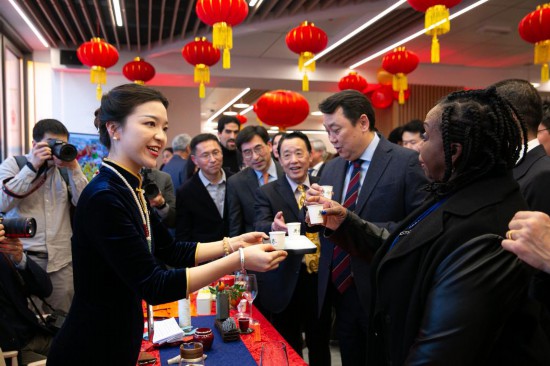 2月2日，人們在位于意大利羅馬的聯(lián)合國糧農(nóng)組織總部體驗中國茶藝。新華社記者李京攝