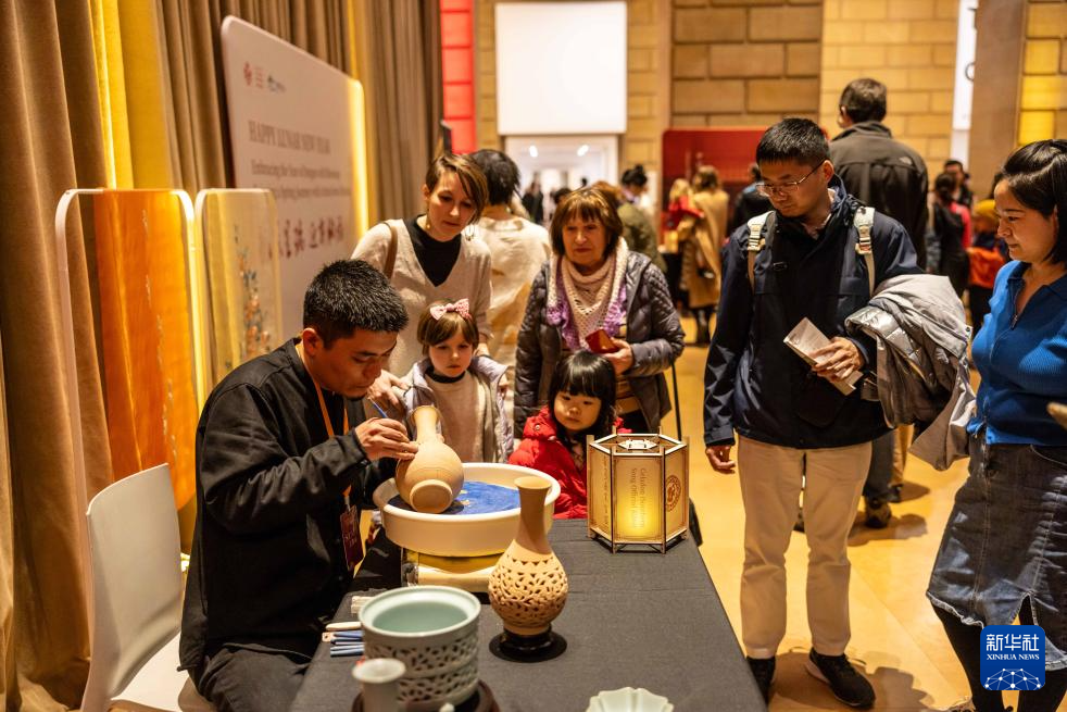 2月11日，參觀者在美國費(fèi)城藝術(shù)博物館舉行的龍年迎新春活動(dòng)上觀看瓷器制作。新華社發(fā)（周煥新攝）