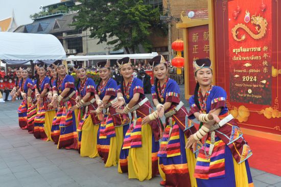 2月10日，演員在泰國曼谷唐人街舉行的“歡樂春節(jié)”活動(dòng)上跳舞。當(dāng)日，泰國“歡樂春節(jié)”文化活動(dòng)在曼谷唐人街舉辦。（新華社發(fā)，拉亨攝）