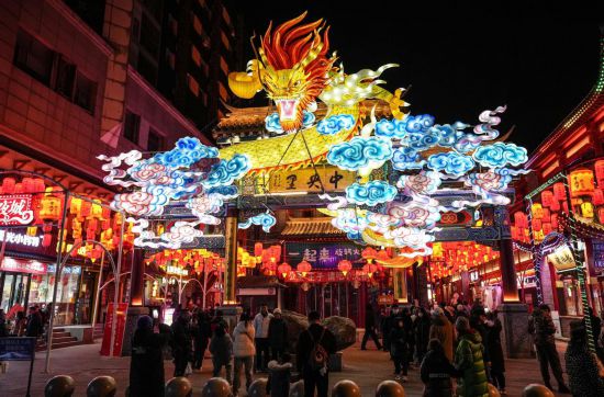 2月11日，游客在沈陽中街游覽。春節(jié)期間，各地?zé)艋痂?、火樹銀花，呈現(xiàn)出一幕幕流光溢彩的視覺盛宴。（新華社記者潘昱龍攝）